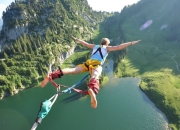 九游娱乐官方网站-赛道上的逆袭，拉塞尔高光表现，迈凯伦力克红牛二队