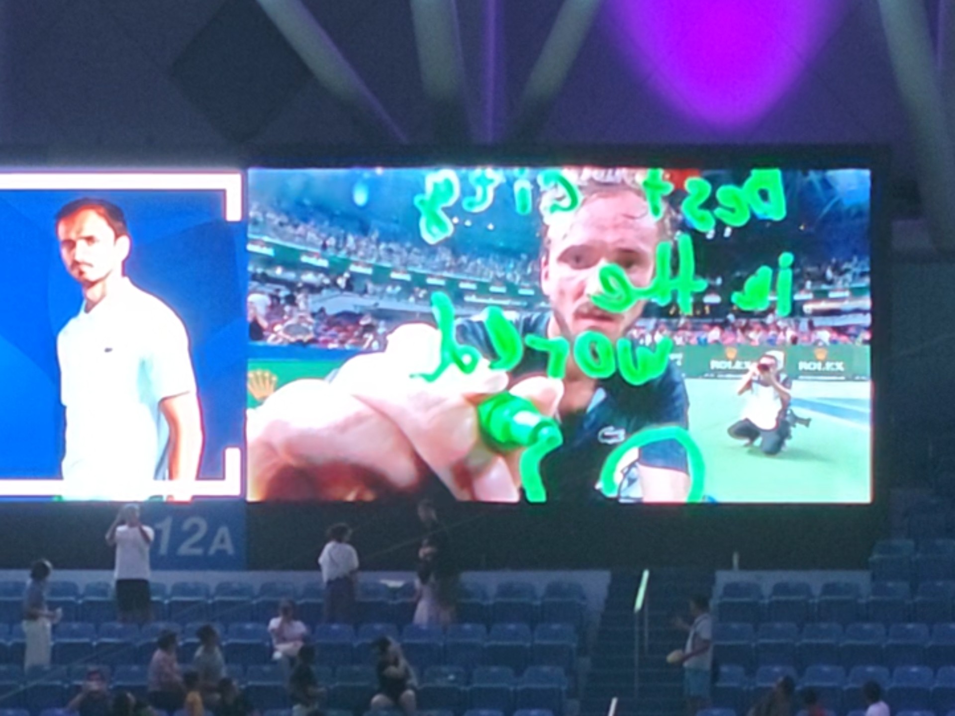 包含日本网球队鏖战意大利网球队，梅德韦杰夫制霸全场的词条