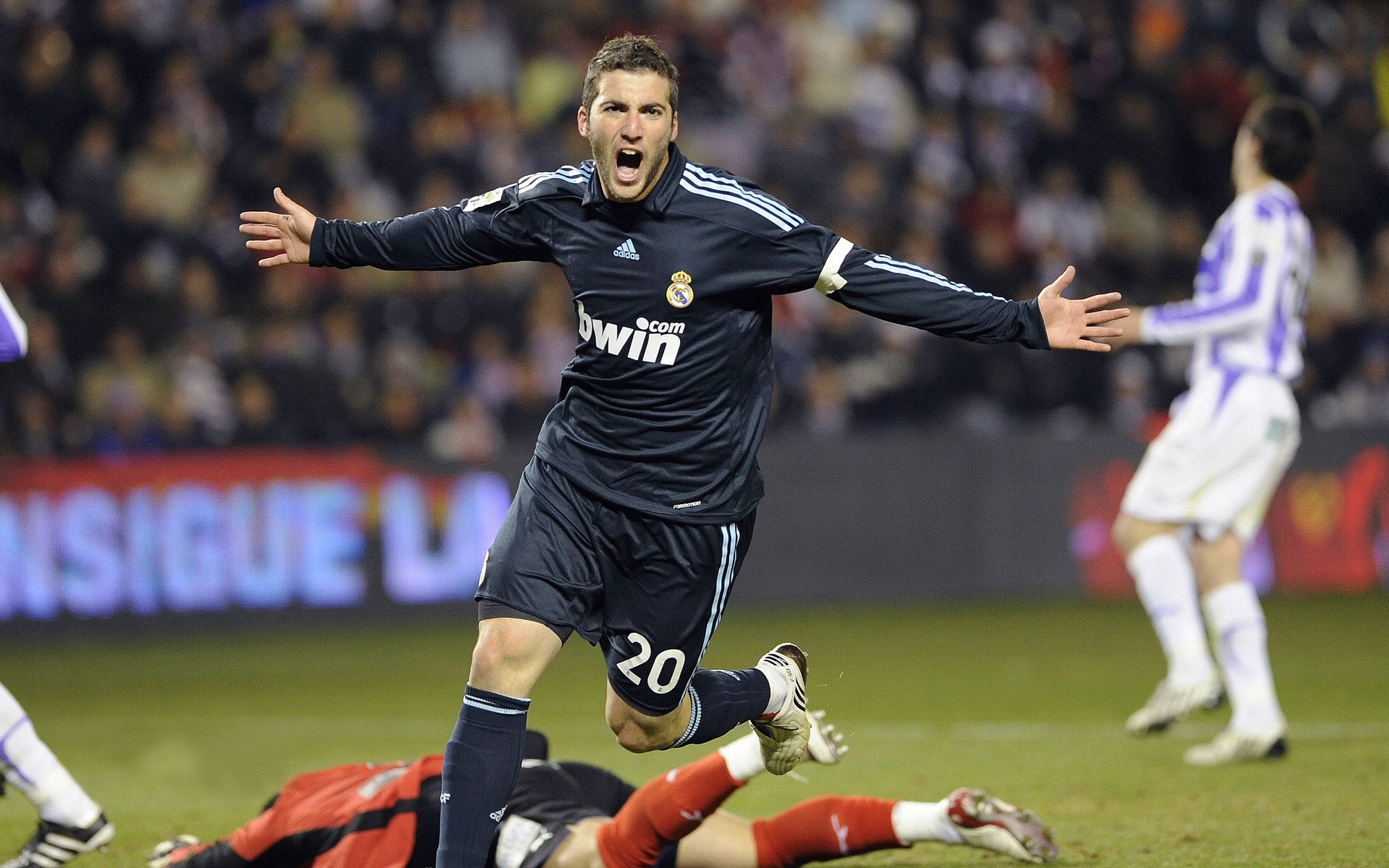 天使之翼划破维也纳夜空，迪马利亚一传一射，西班牙力克奥地利锁定小组头名